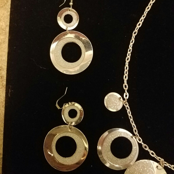 Silver tone necklace with 2 pairs of earing set - Picture 4 of 8